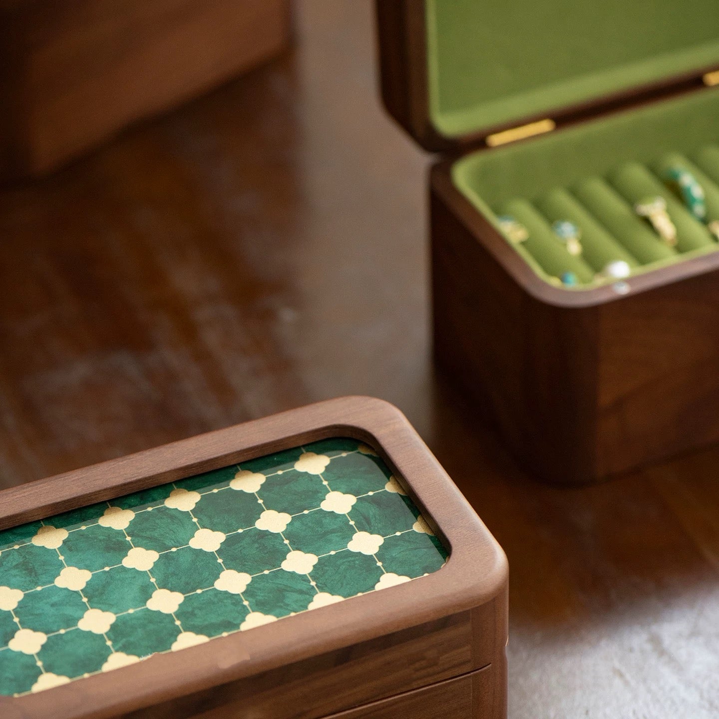 Heirloom Retro Walnut Bangles Box with Patterned Glass