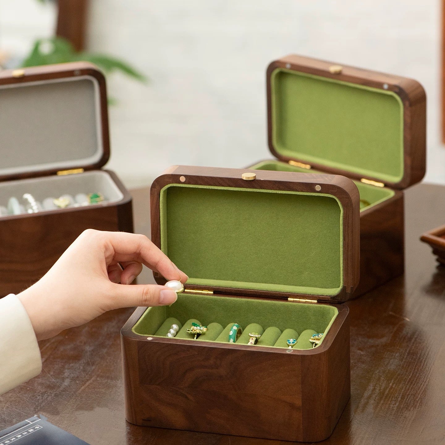 Heirloom Retro Walnut Bangles Box with Patterned Glass