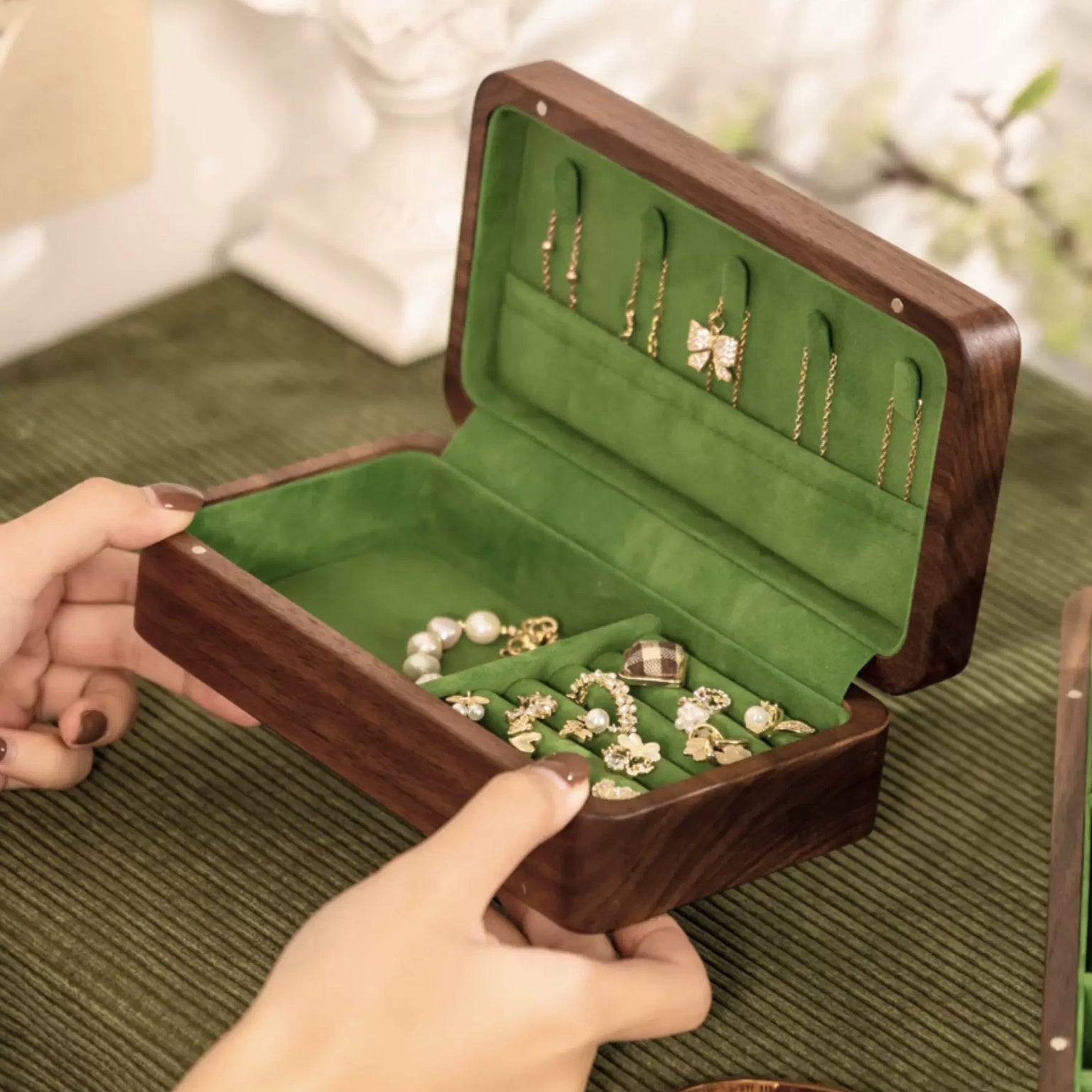 Emerald Minimalist Walnut Jewelry Box